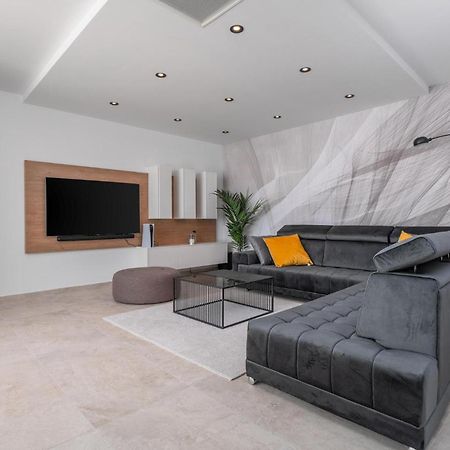 Beautiful Home In Omis With Kitchen Bagian luar foto