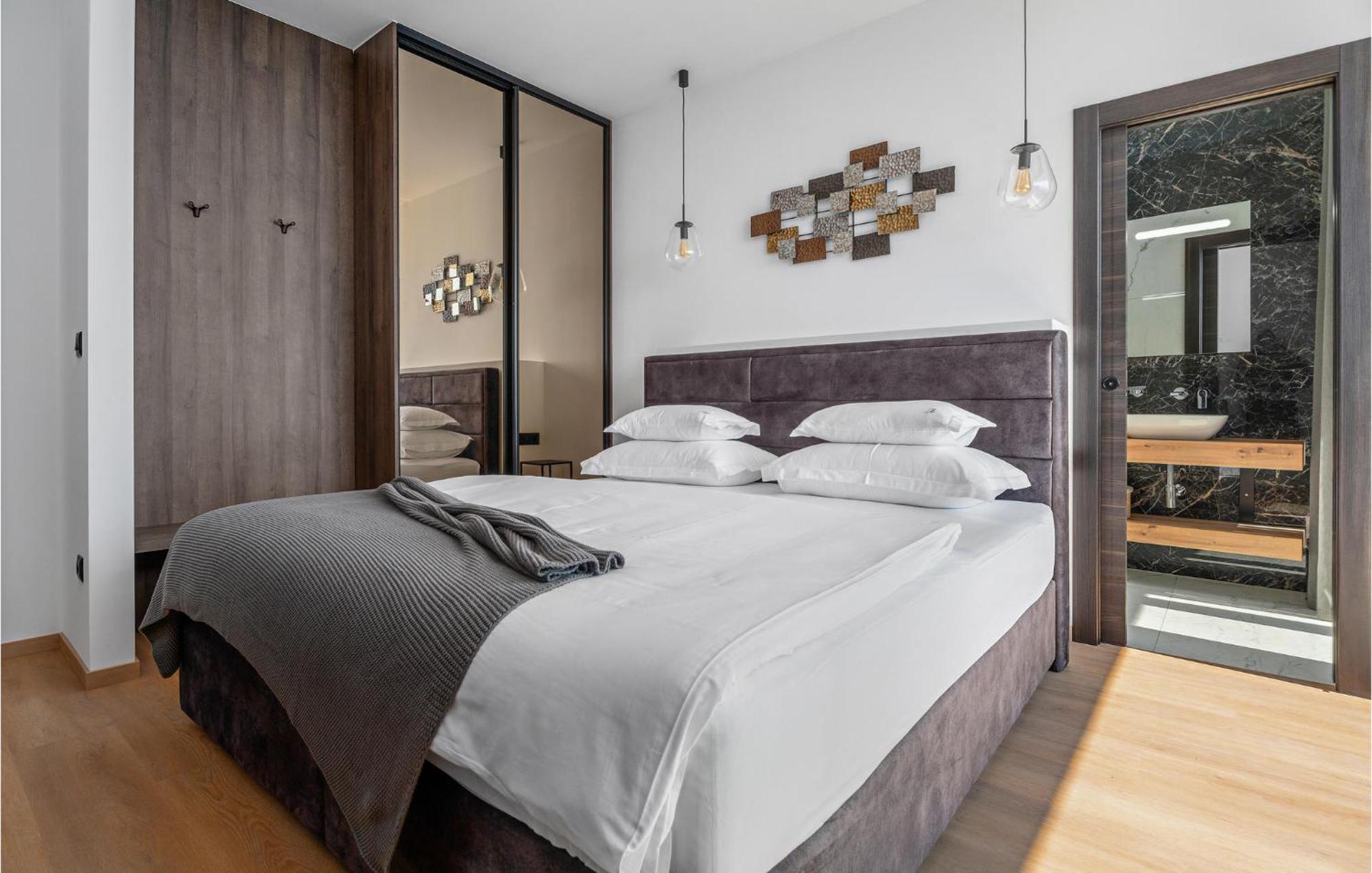 Beautiful Home In Omis With Kitchen Bagian luar foto