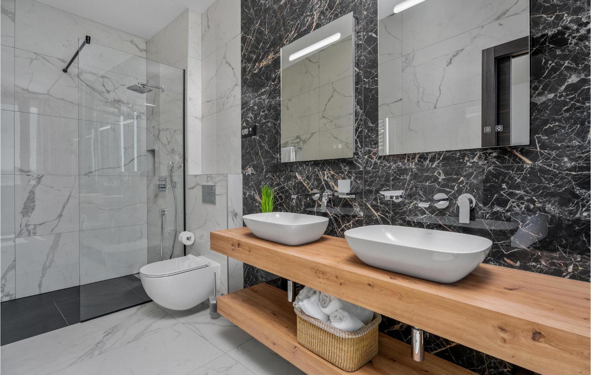 Beautiful Home In Omis With Kitchen Bagian luar foto