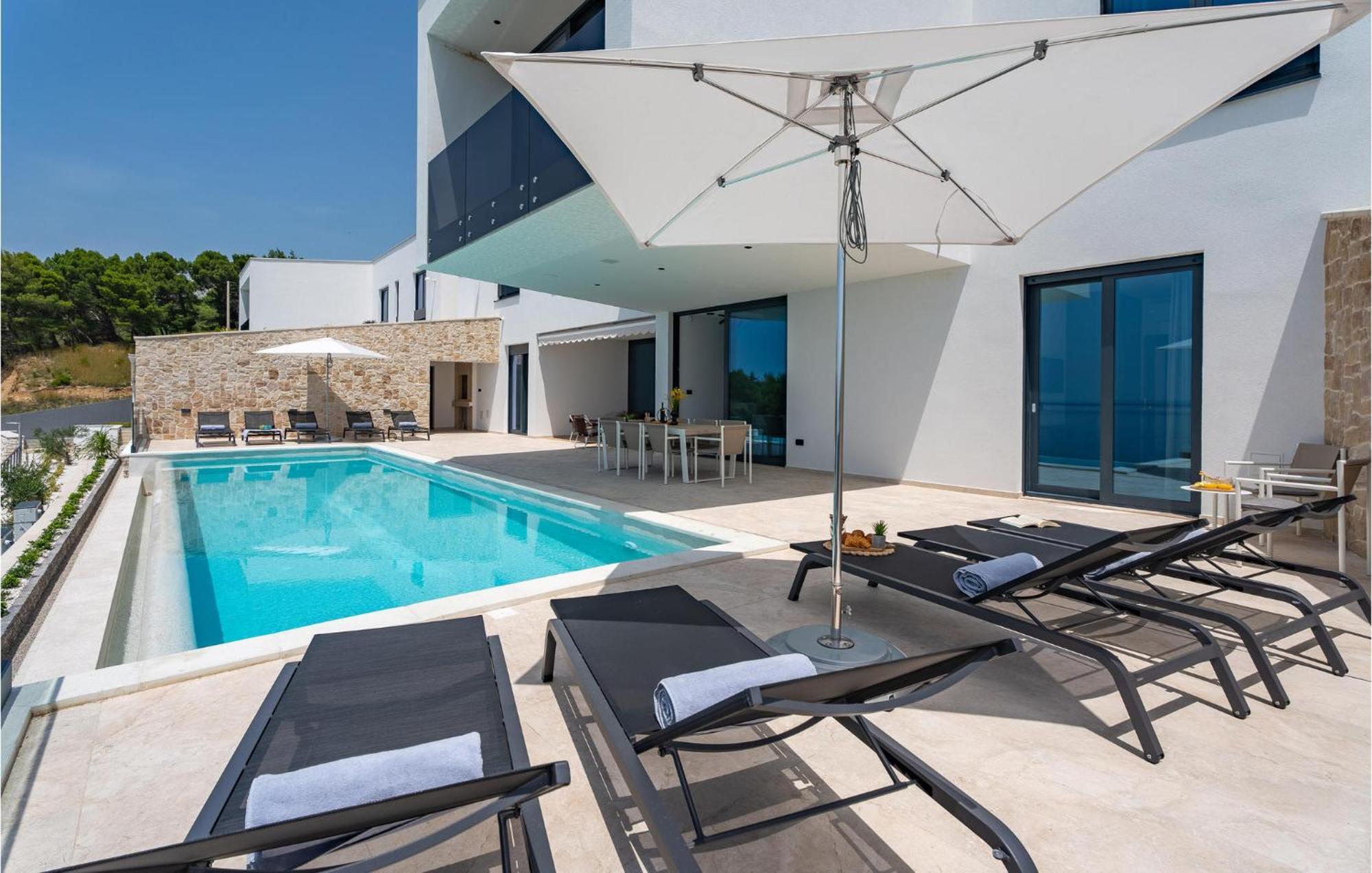 Beautiful Home In Omis With Kitchen Bagian luar foto